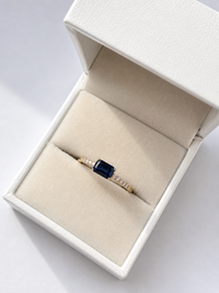 Anillo de zafiro con diamantes en oro 14k