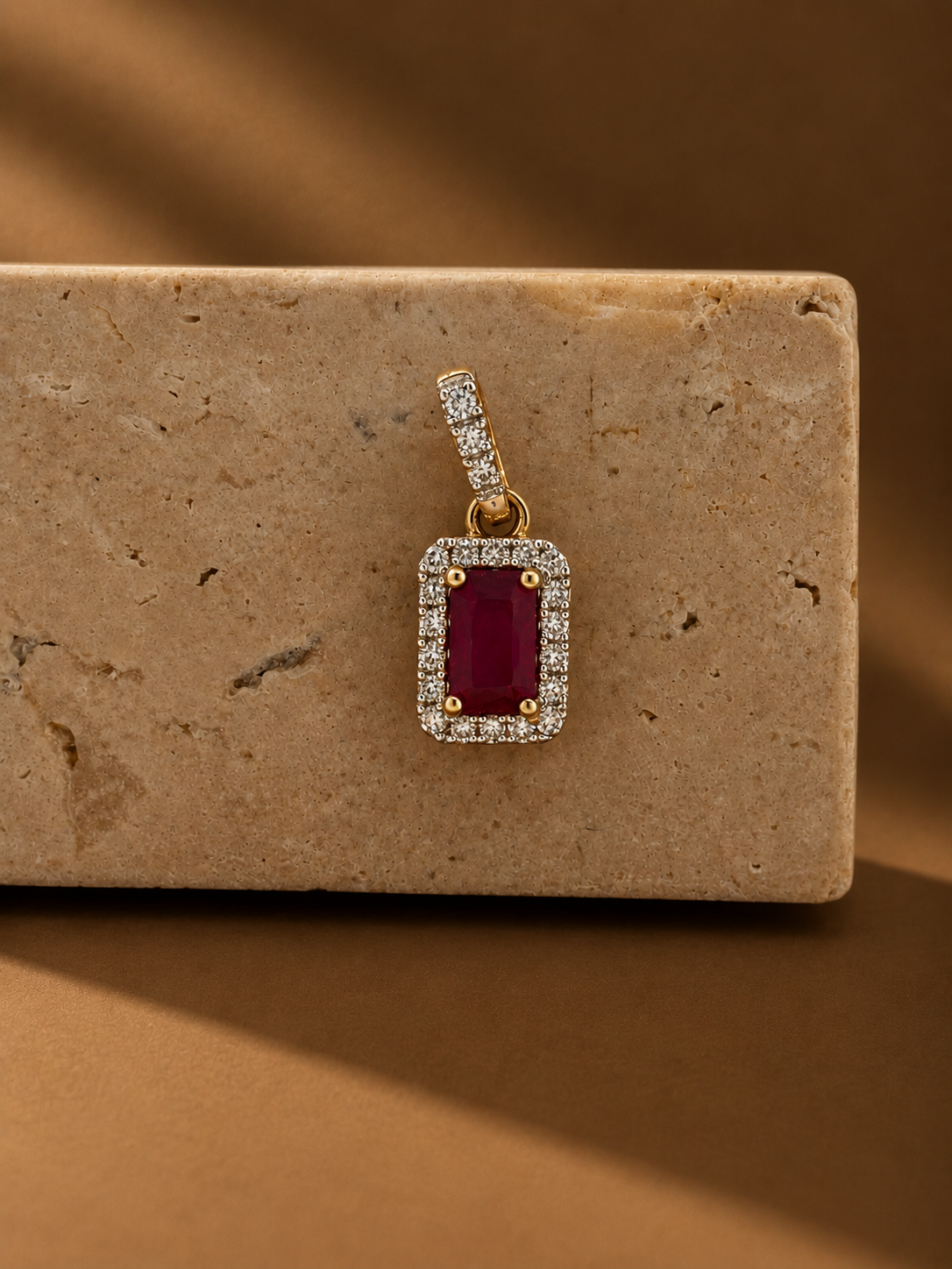Dije de rubí con diamantes naturales en oro de 14k