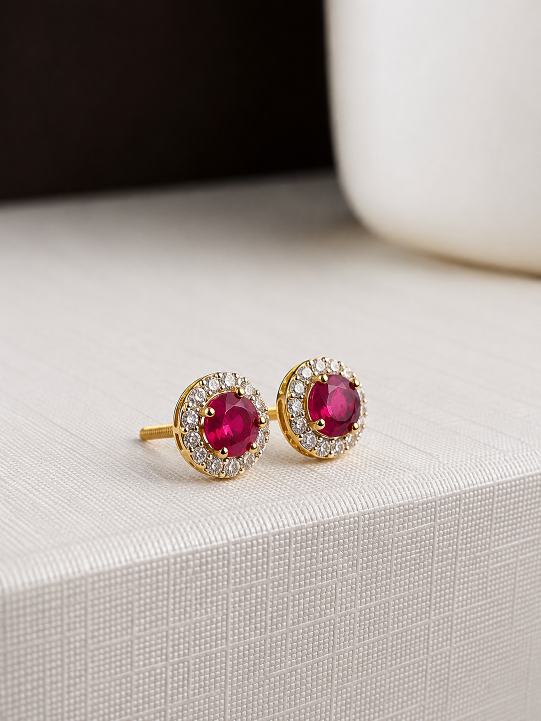 Arete de rubí con halo de diamantes en oro 14k