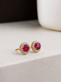 Arete de rubí con halo de diamantes en oro 14k