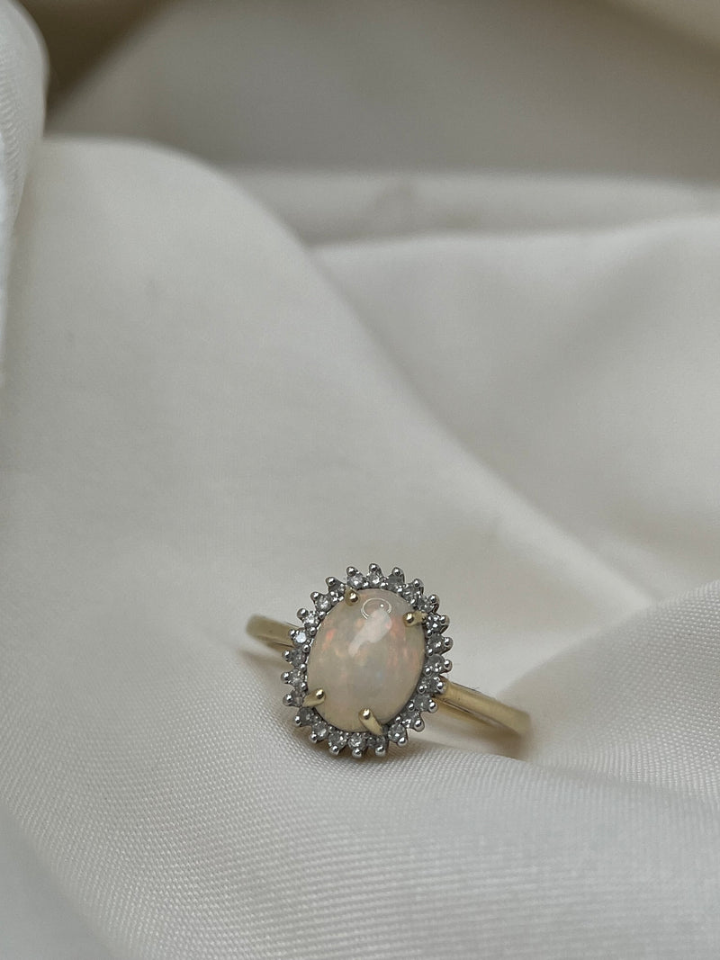 Anillo en oro amarillo y diamantes con ópalo natural