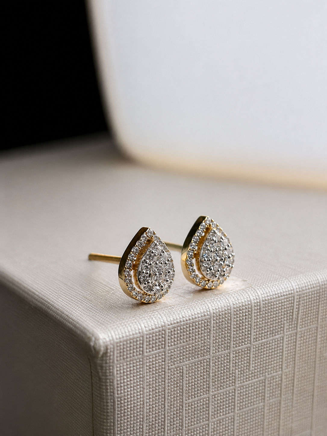 Aretes gota de diamantes naturales en oro 10k