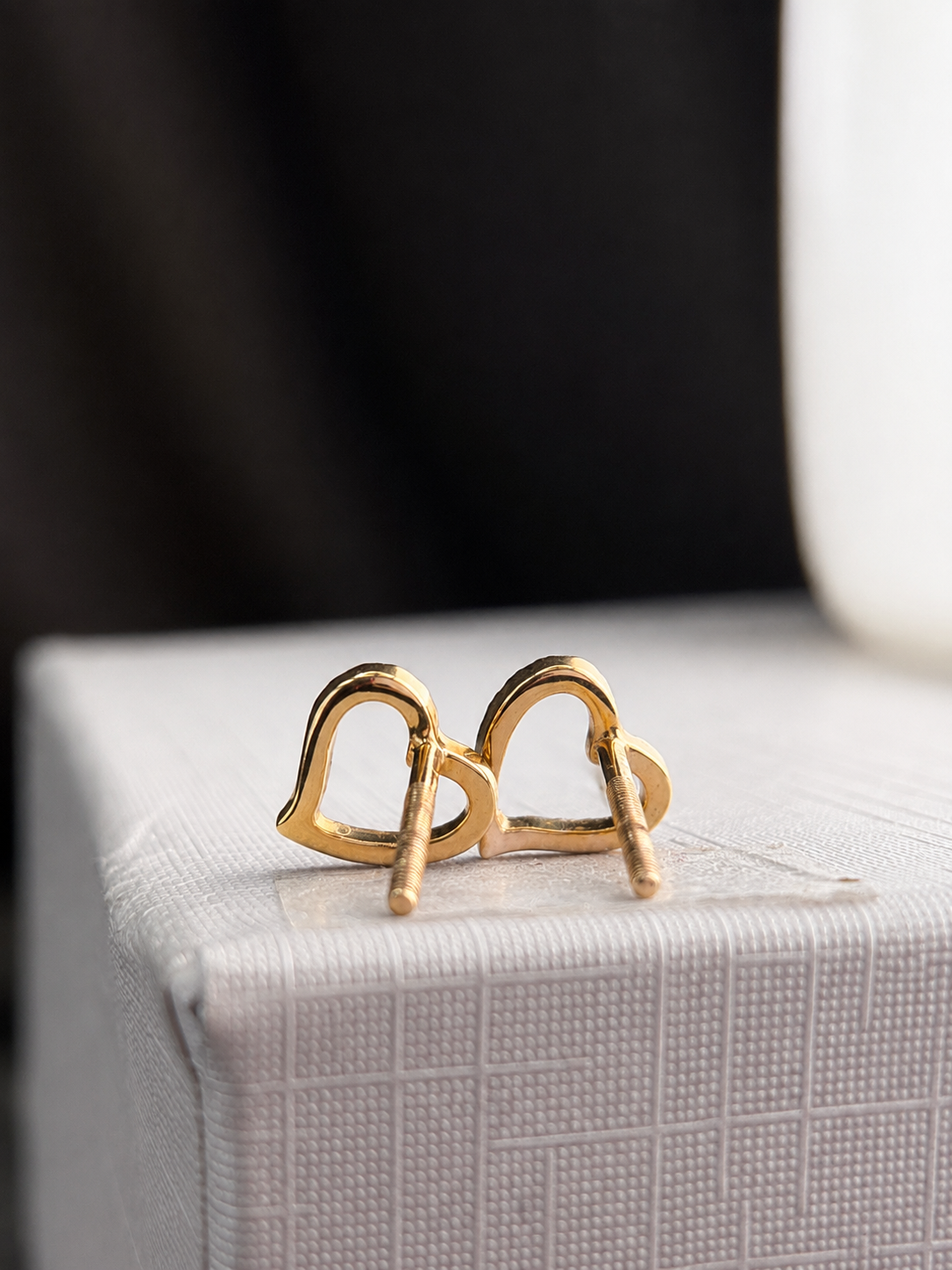 Arete corazón con diamantes naturales en oro 14k
