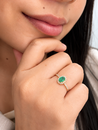 Anillo oval de esmeralda con halo de diamantes naturales en oro 14k