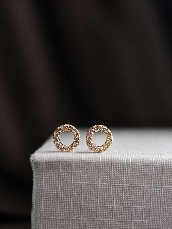 Arete de silueta con diamantes naturales en oro 14k