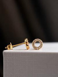 Arete de silueta con diamantes naturales en oro 14k