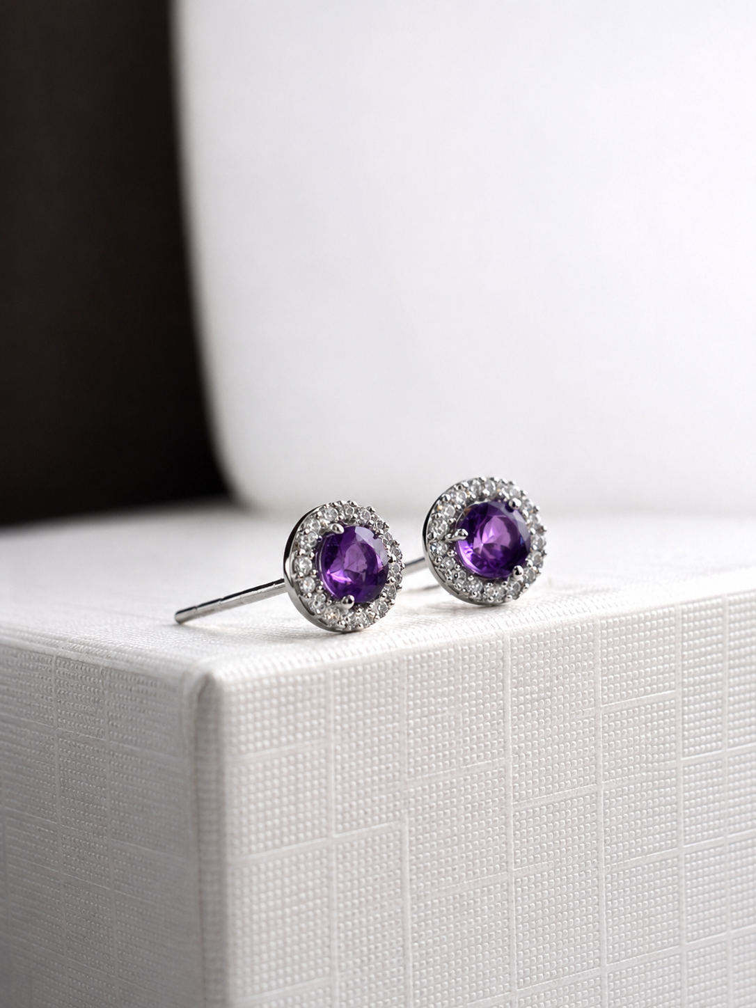 Arete de amatista con halo de diamantes en oro blanco 14k