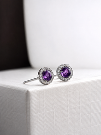 Arete de amatista con halo de diamantes en oro blanco 14k