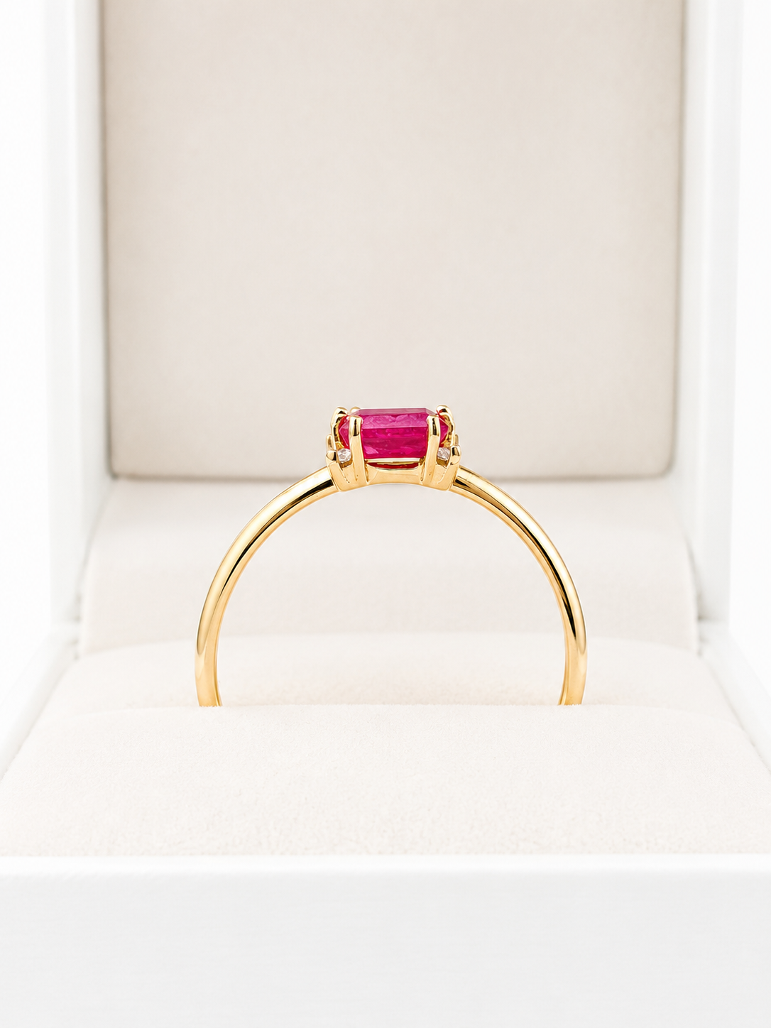 Anillo de rubi rectangular con 4 mini diamantes en oro 14k
