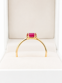 Anillo de rubi rectangular con 4 mini diamantes en oro 14k