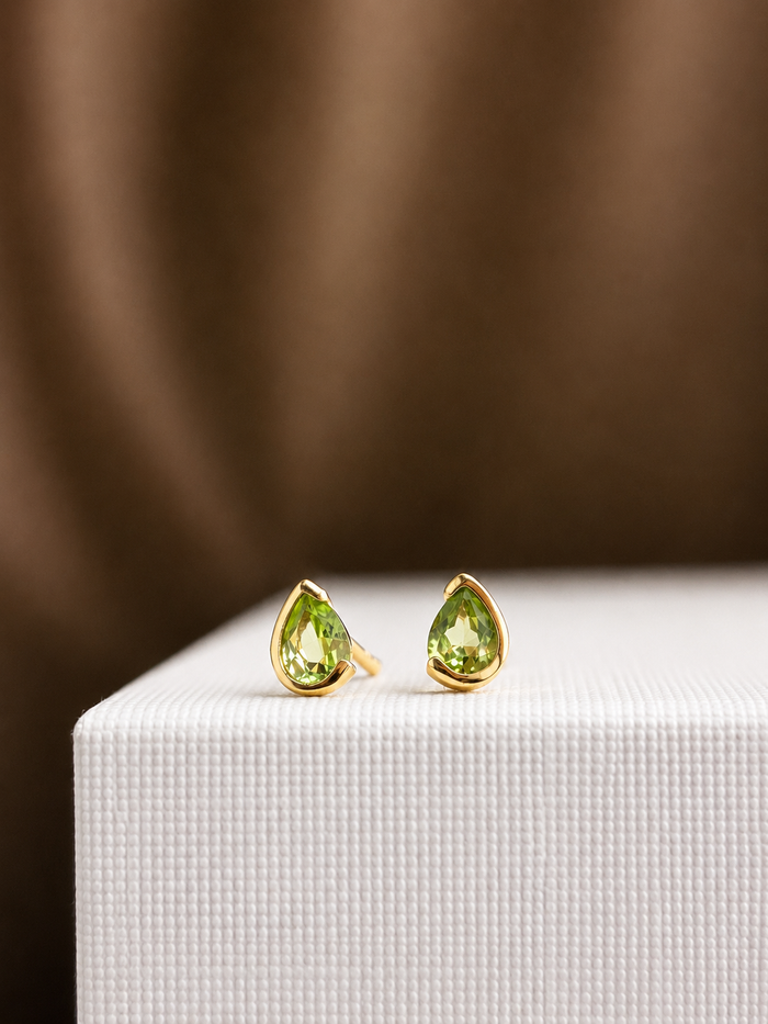 Arete mini gota peridoto medio biselado oro 14k