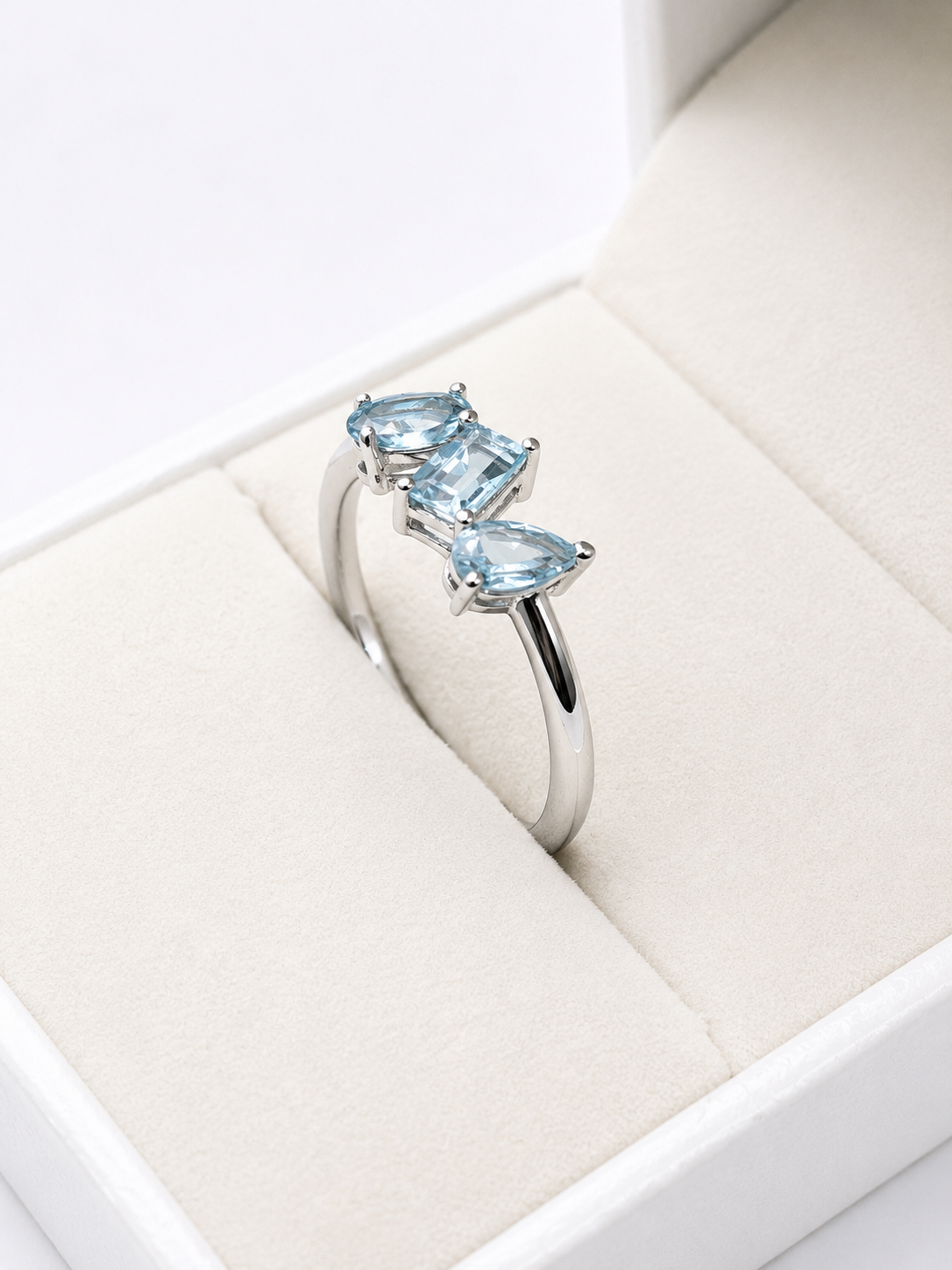 Anillo 3 aguamarina en oro blanco 14k