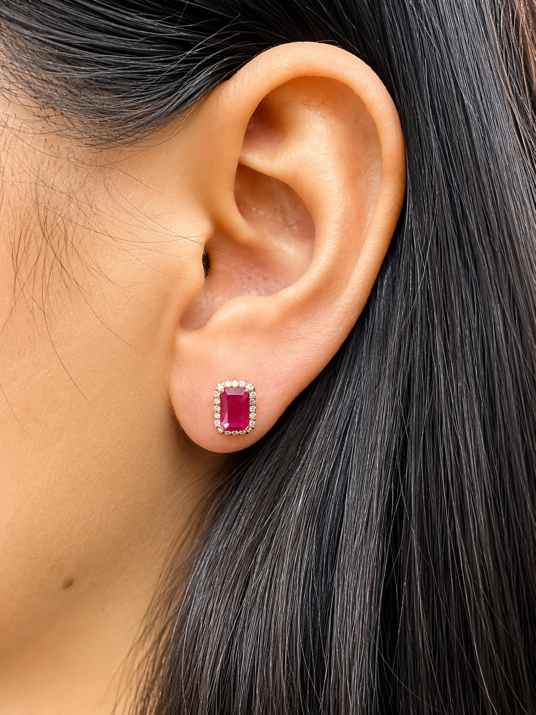 Arete de rubí con halo de diamantes en oro 14k