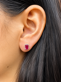 Arete de rubí con halo de diamantes en oro 14k