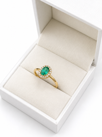 Anillo oval de esmeralda con halo de diamantes en oro 14k