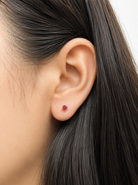 Arete mini de rubí en oro 10k