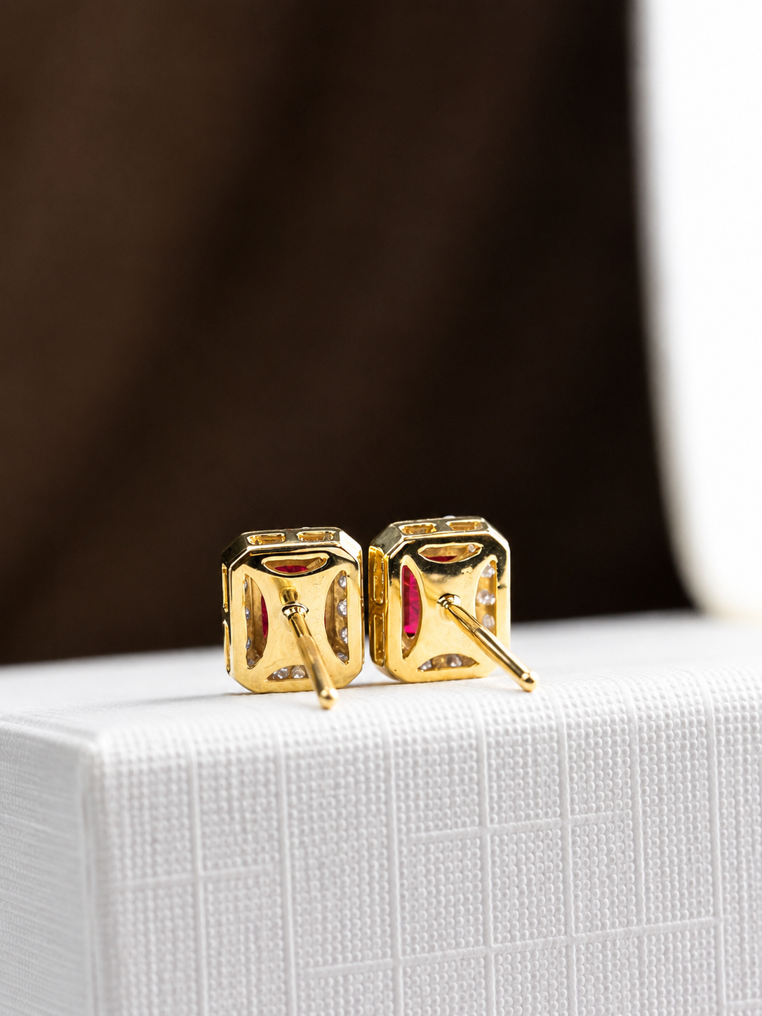 Arete rectangular rubí con halo de diamantes en oro 14k