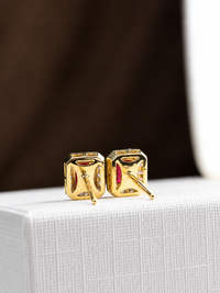 Arete rectangular rubí con halo de diamantes en oro 14k