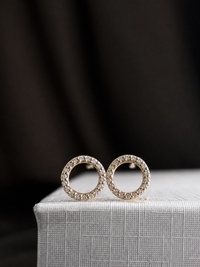 Aretes silueta de diamantes naturales en oro 14k