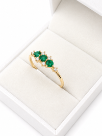 Anillo 3 esmeraldas en y diamantes naturales en oro 14k