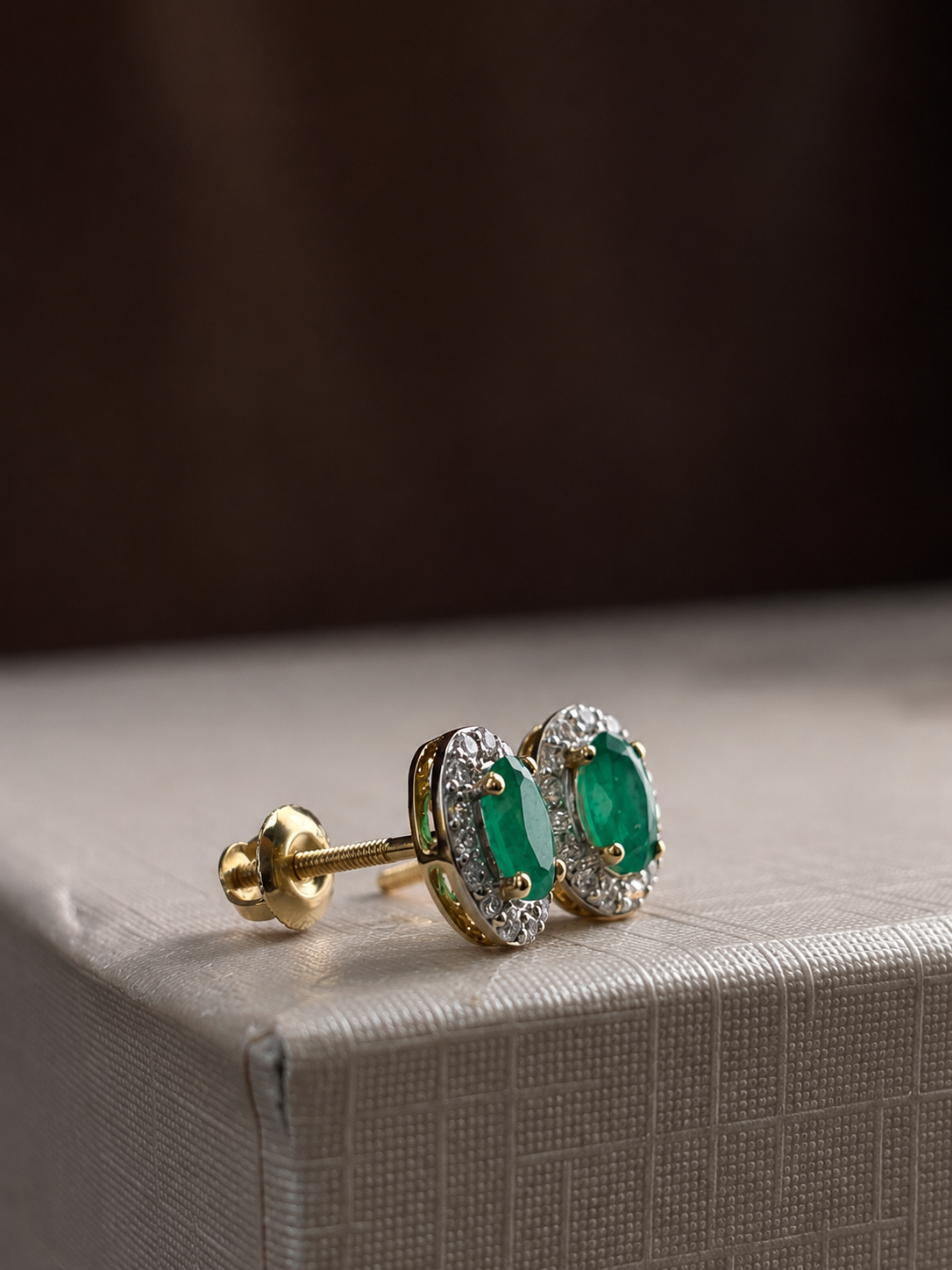 Arete oval de esmeralda con halo de diamantes en oro 14k