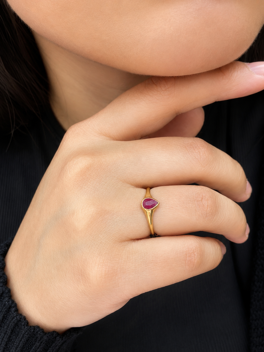Anillo de rubi en gota bicelado en oro 14k