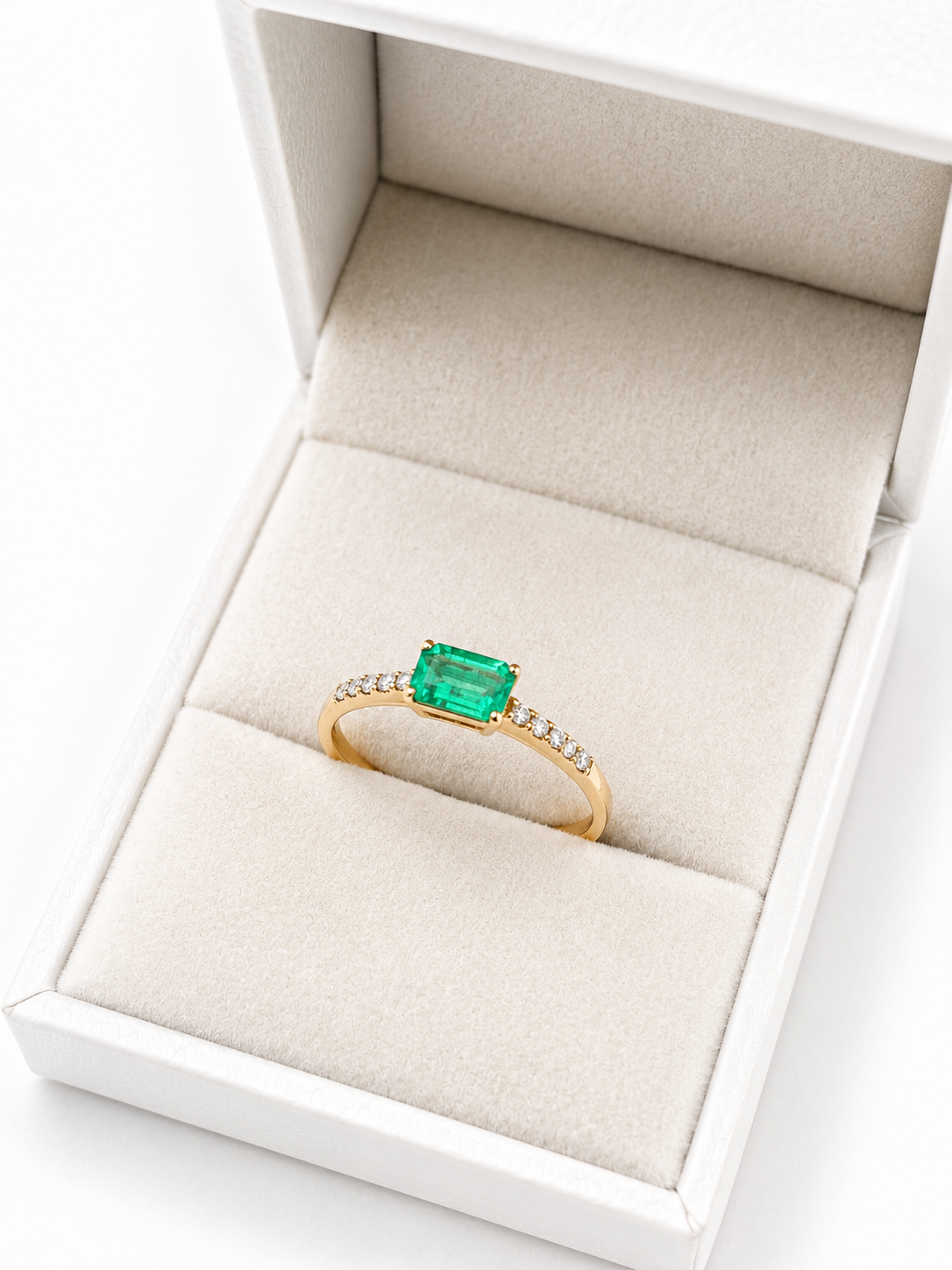 Anillo de esmeralda con diamantes naturales en oro 14k