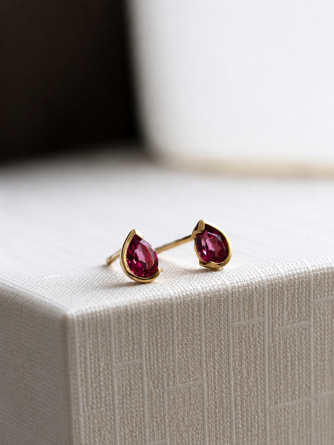 Arete mini gota Turmalina Rosa medio biselado en oro 14k