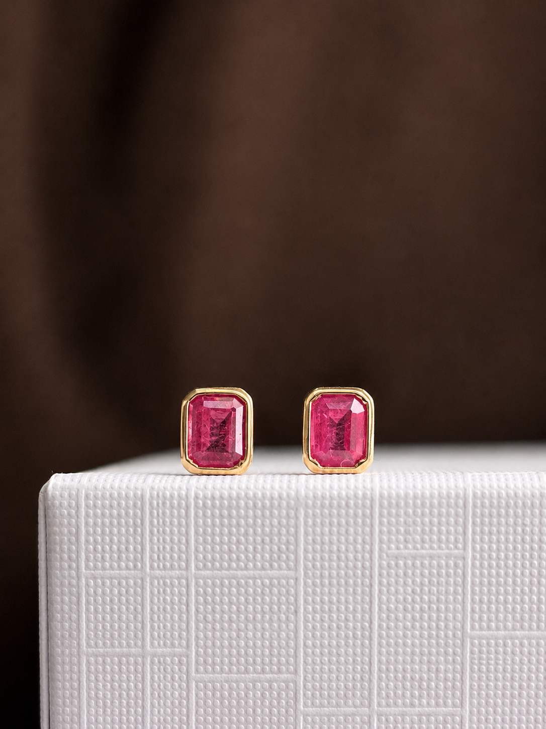 Arete mini de rubí en oro 14k
