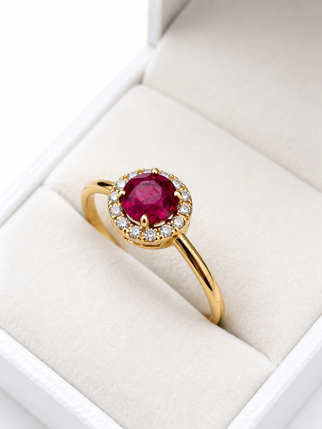 Anillo de rubi con halo de diamantes en oro 14k