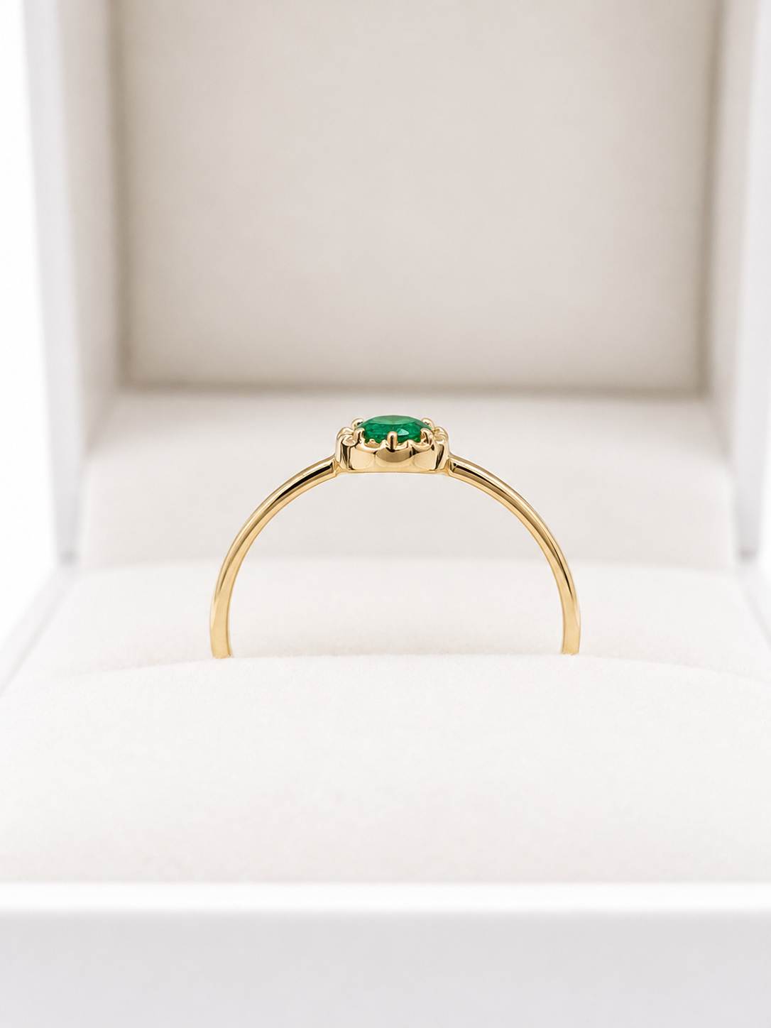 Anillo de mini esmeralda con halo de diamantes naturales en oro 14k