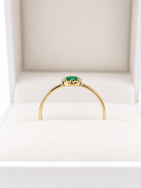 Anillo de mini esmeralda con halo de diamantes naturales en oro 14k