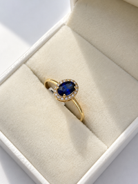 Anillo de zafiro oval con halo de diamantes en oro 14k