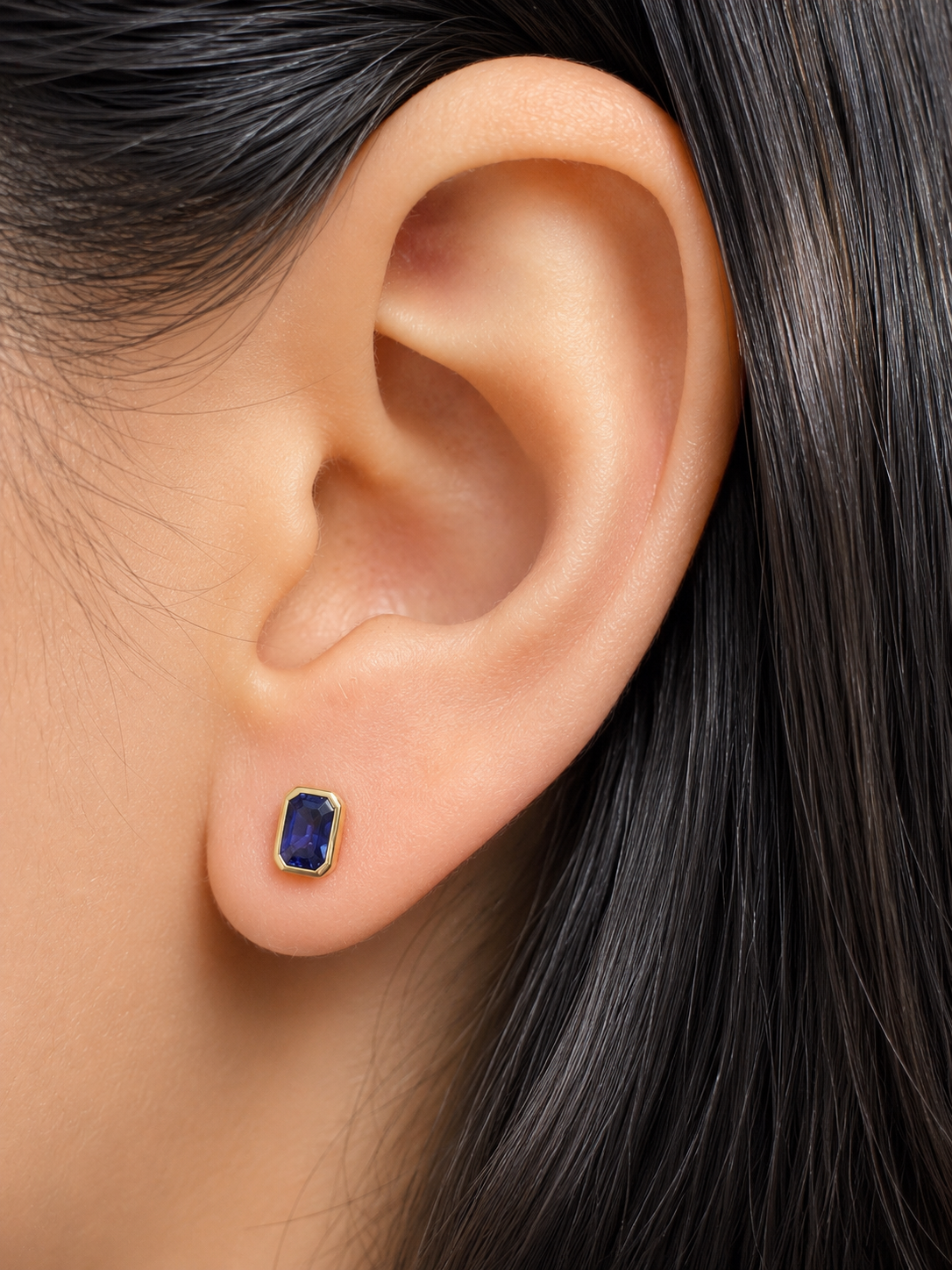 Arete mini zafiro biselado en oro 14k
