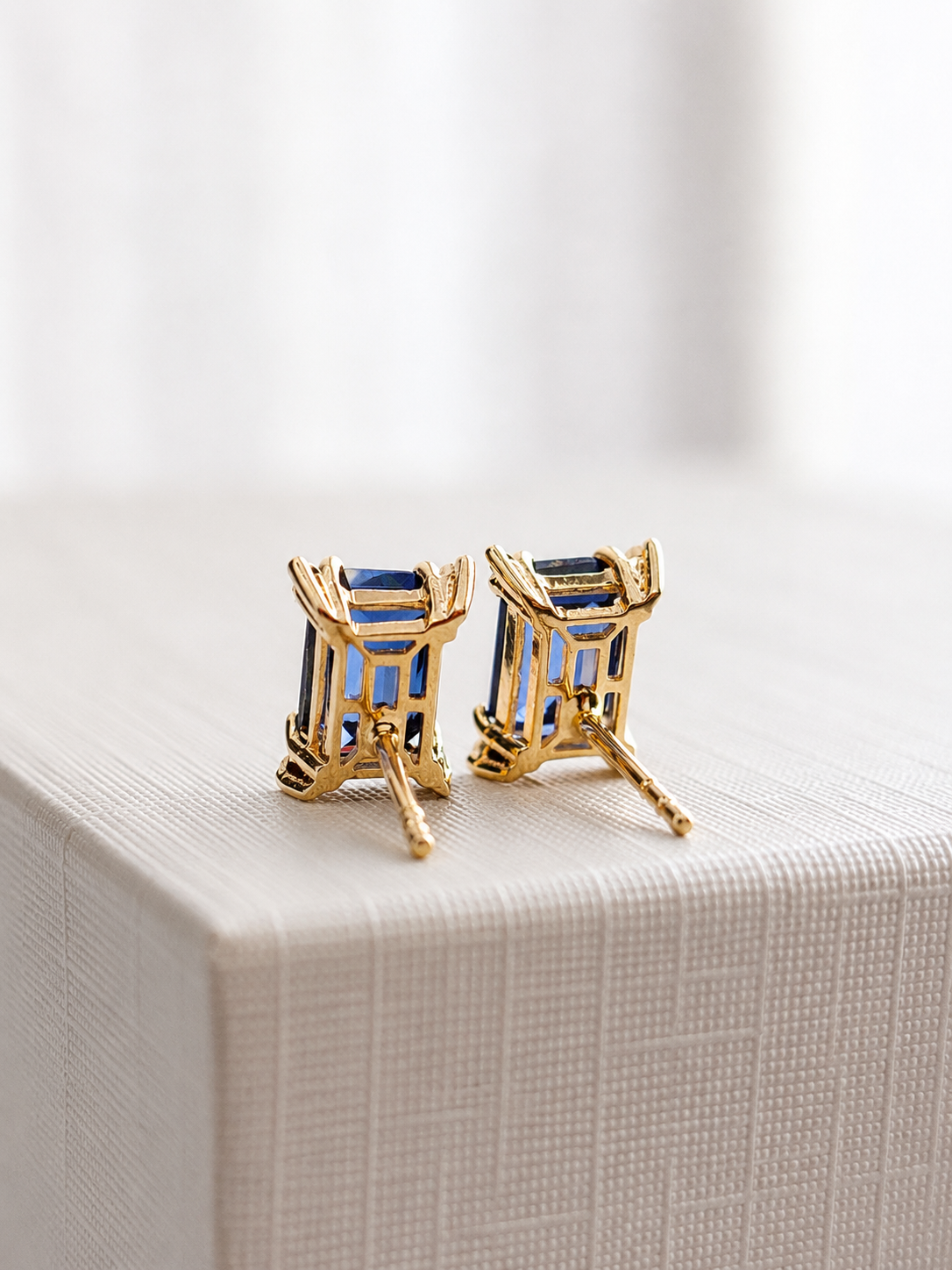 Arete rectangular de zafiro con 4 mini diamantes en oro 14k