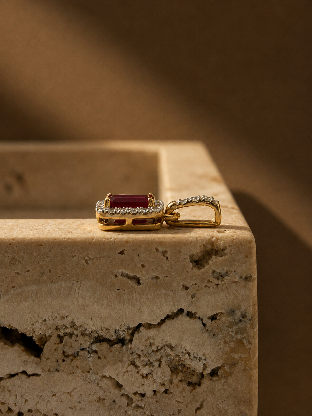 Dije de rubí con diamantes naturales en oro de 14k