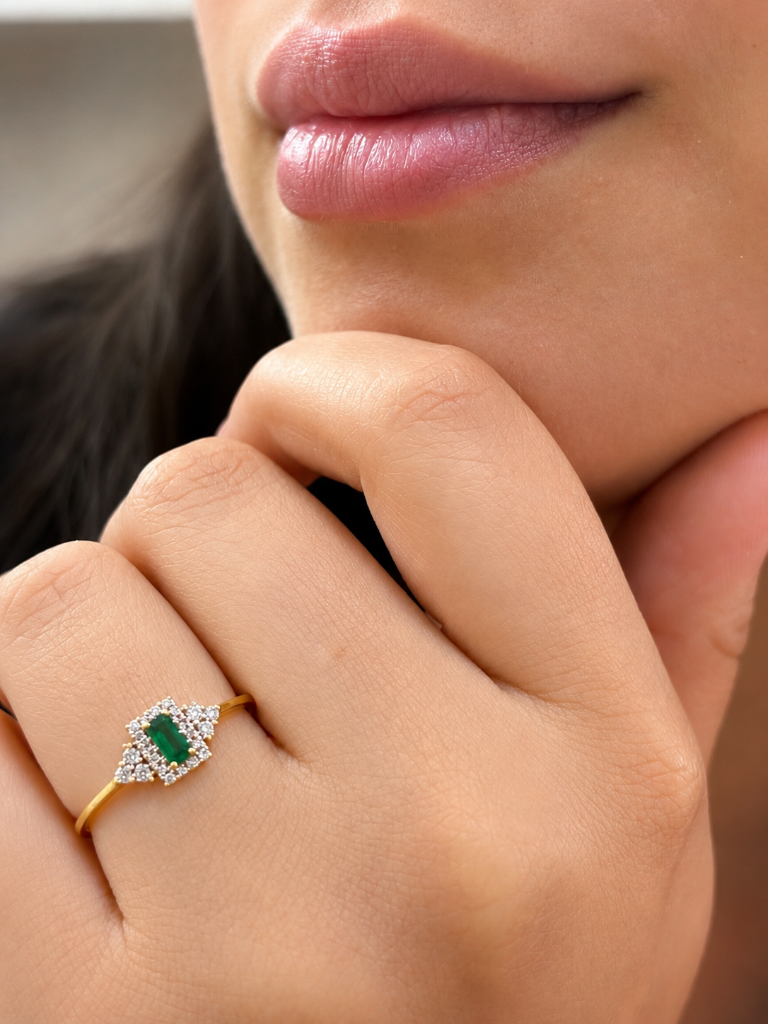 Anillo de esmeralda con diamantes naturales en oro 14k