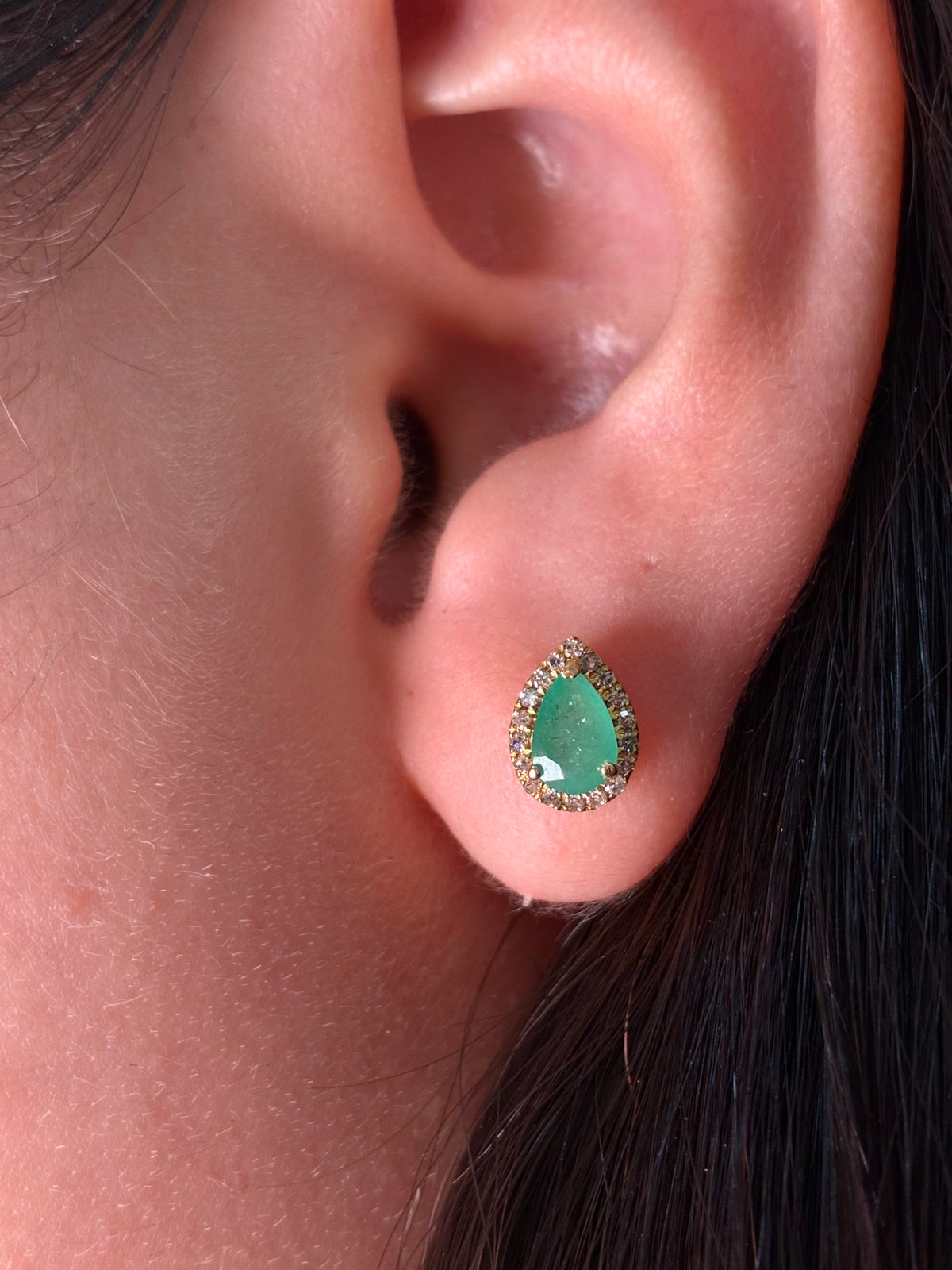 Arete gota de esmeralda con halo de diamantes en oro 14k
