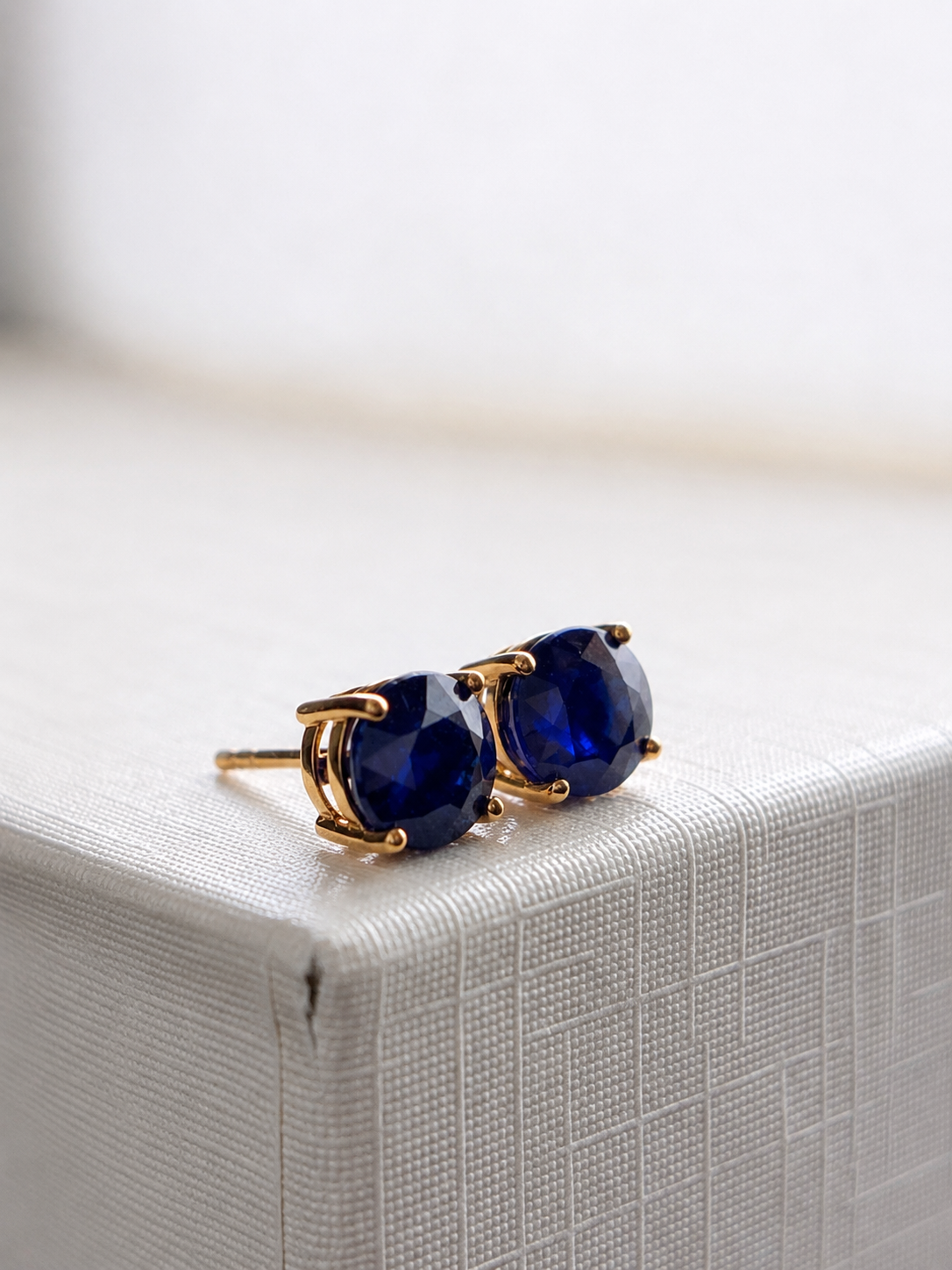 Arete de zafiro natural en oro 14k