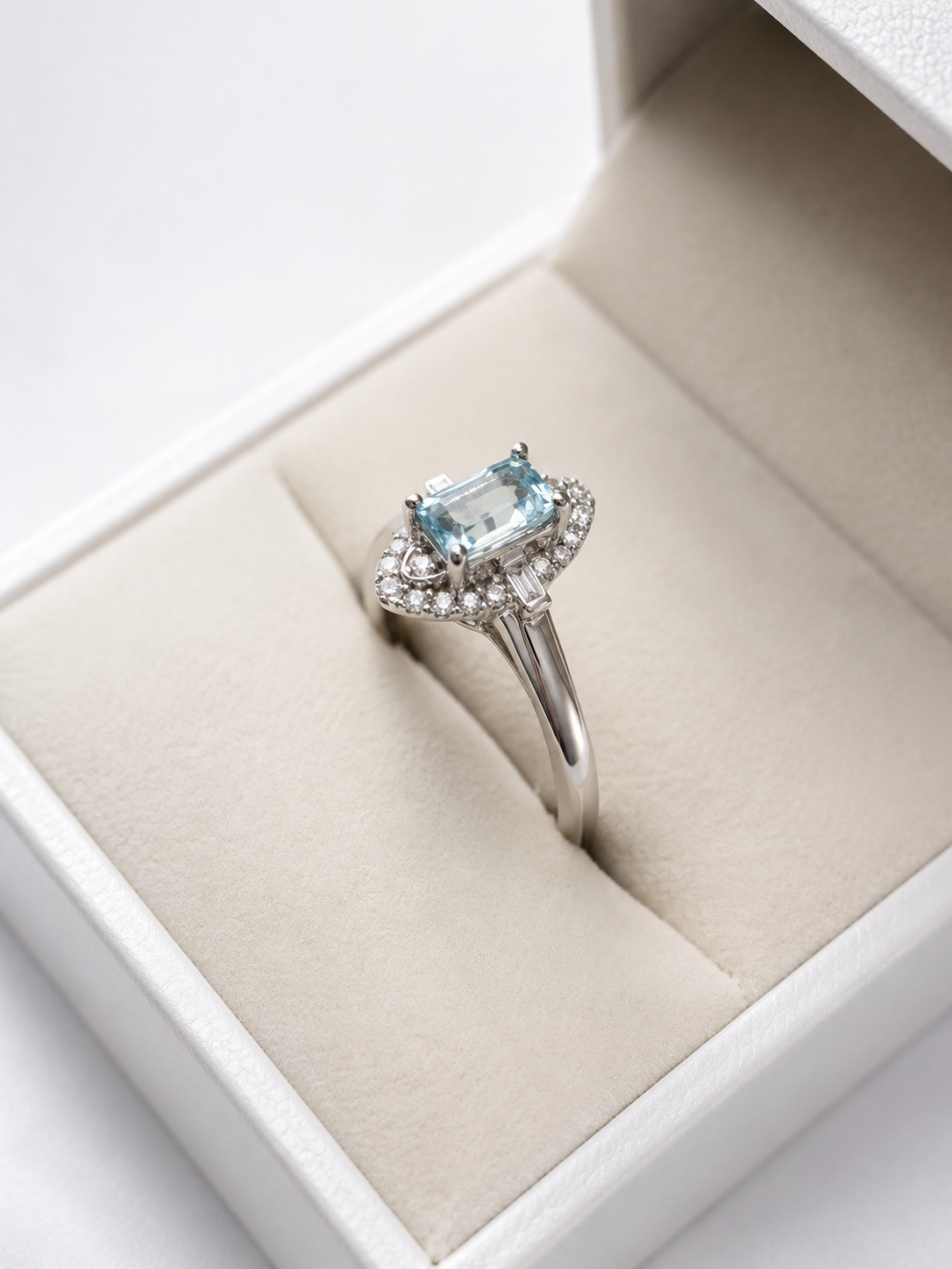 Anillo aguamarina con halo de diamantes en oro blanco 14k