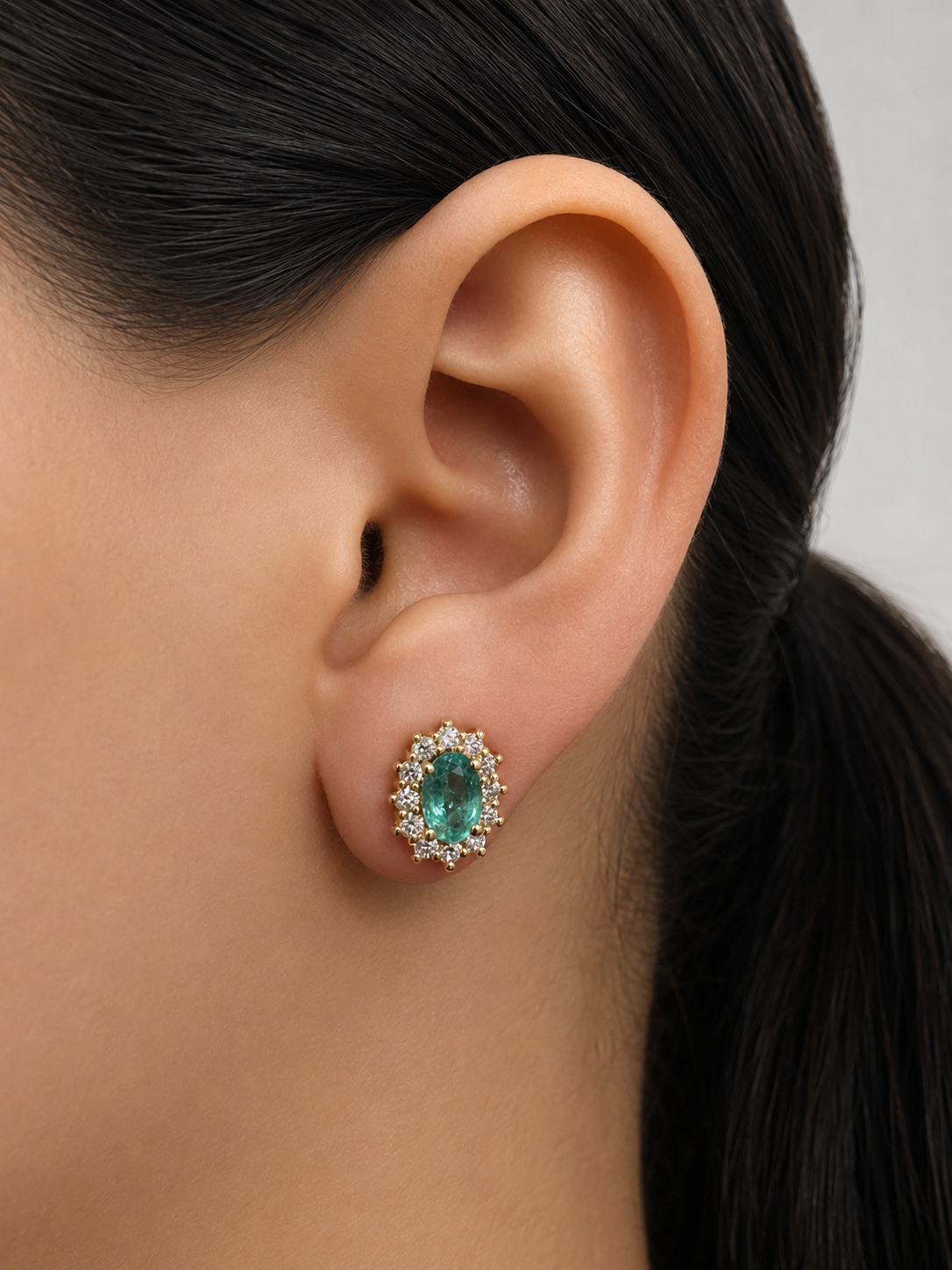 Arete de esmeralda con halo de diamantes en oro 14k