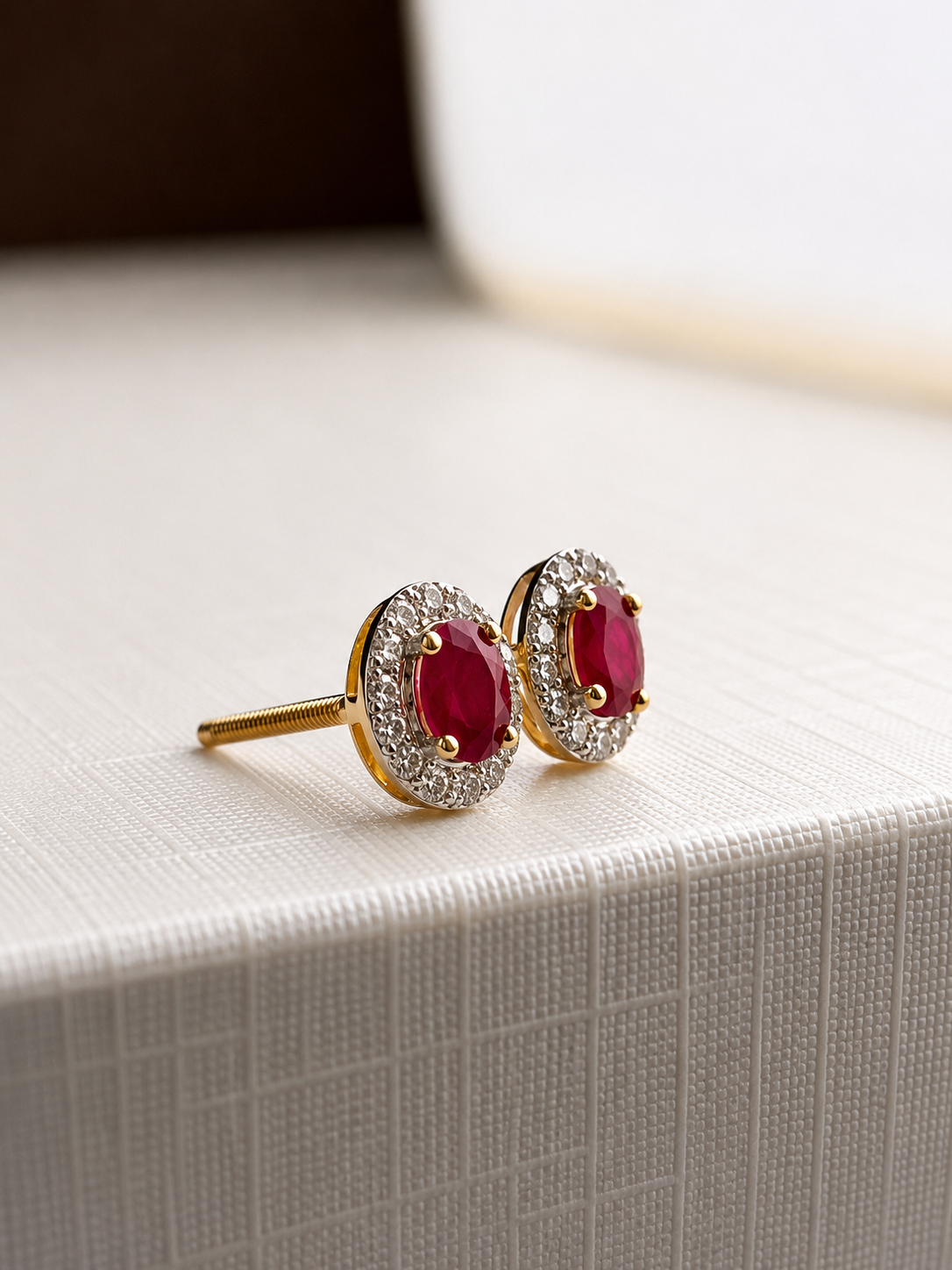 Arete oval de rubí con halo de diamantes en oro 14k