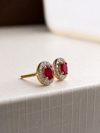 Arete oval de rubí con halo de diamantes en oro 14k