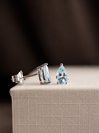 Aretes gota de aguamarina en oro blanco 14k