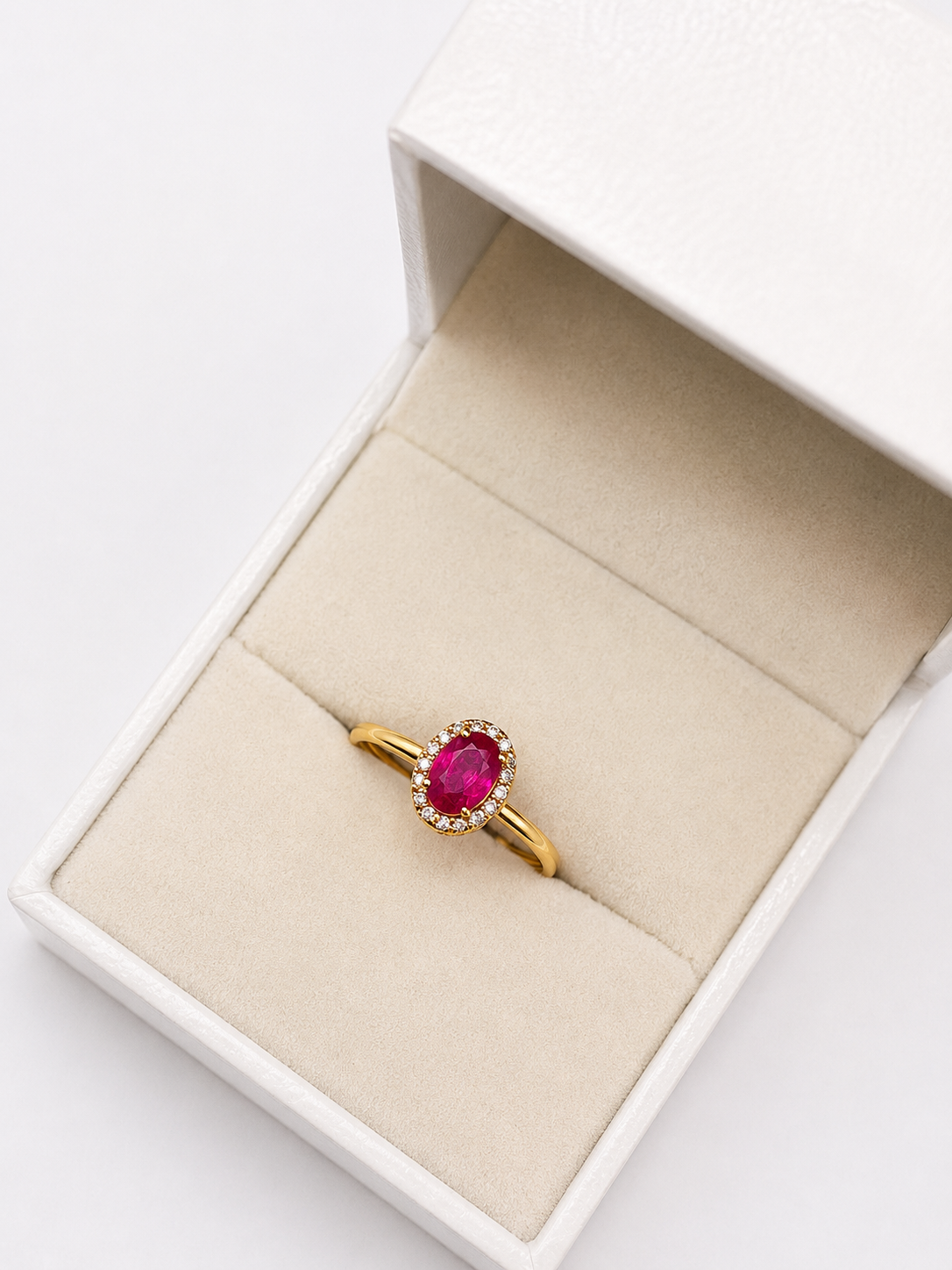 Anillo de rubi oval con halo de diamantes en oro 14k