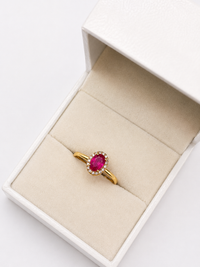 Anillo de rubi oval con halo de diamantes en oro 14k