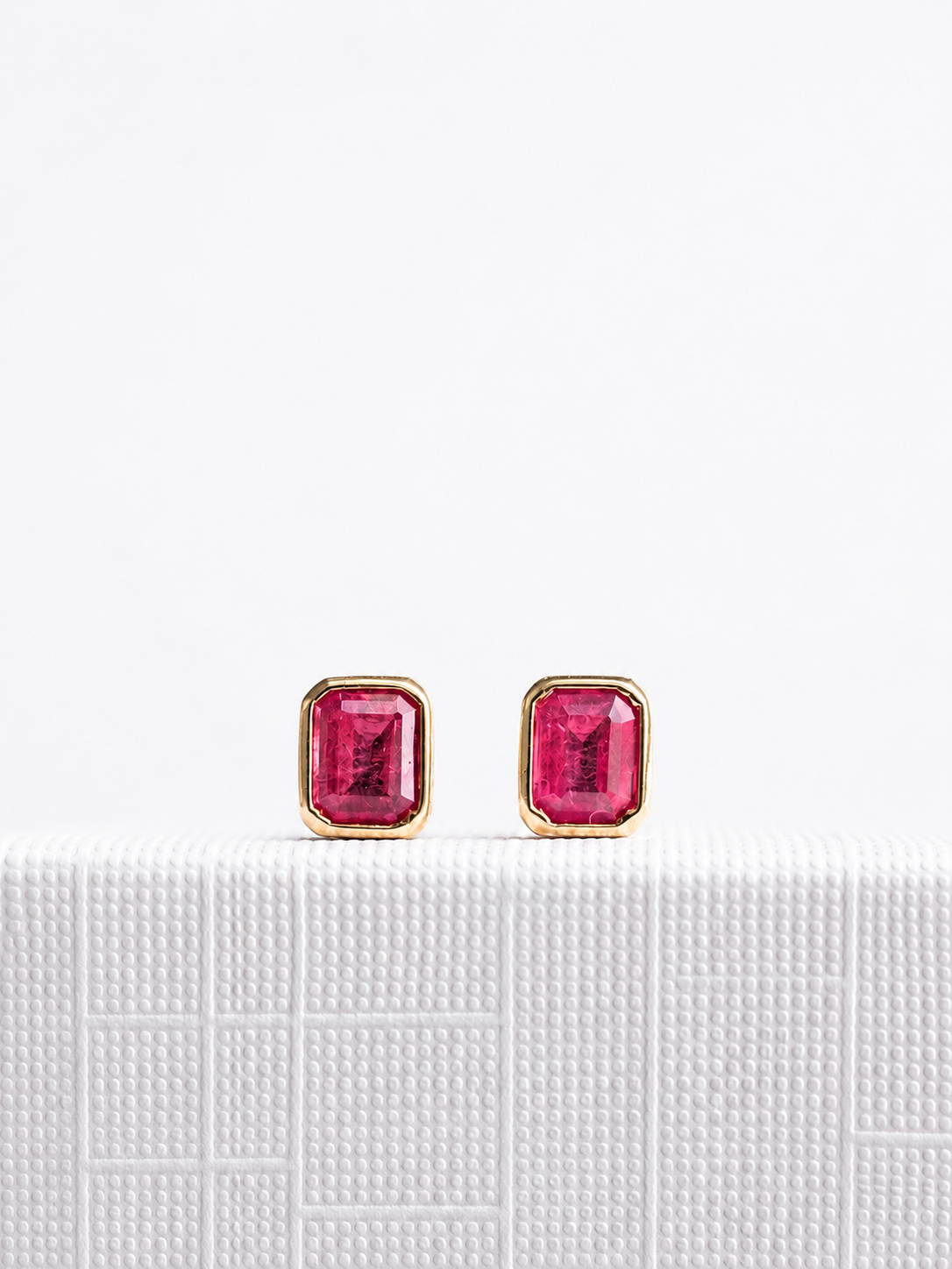 Arete mini de rubí en oro 14k