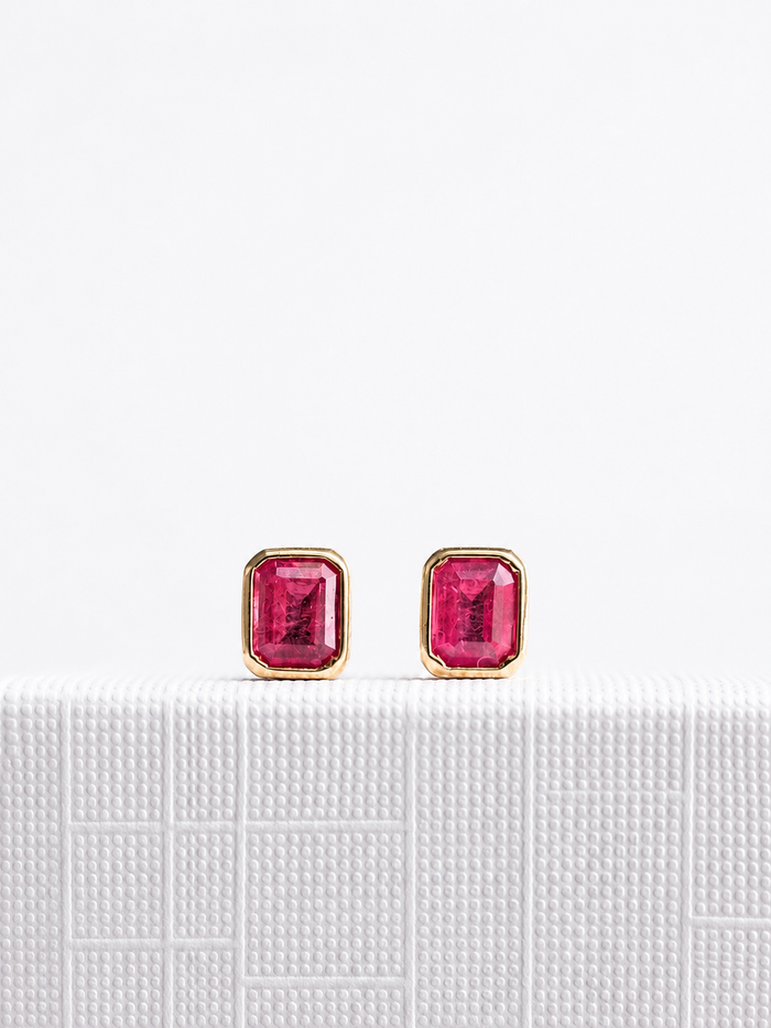Arete mini de rubí en oro 14k