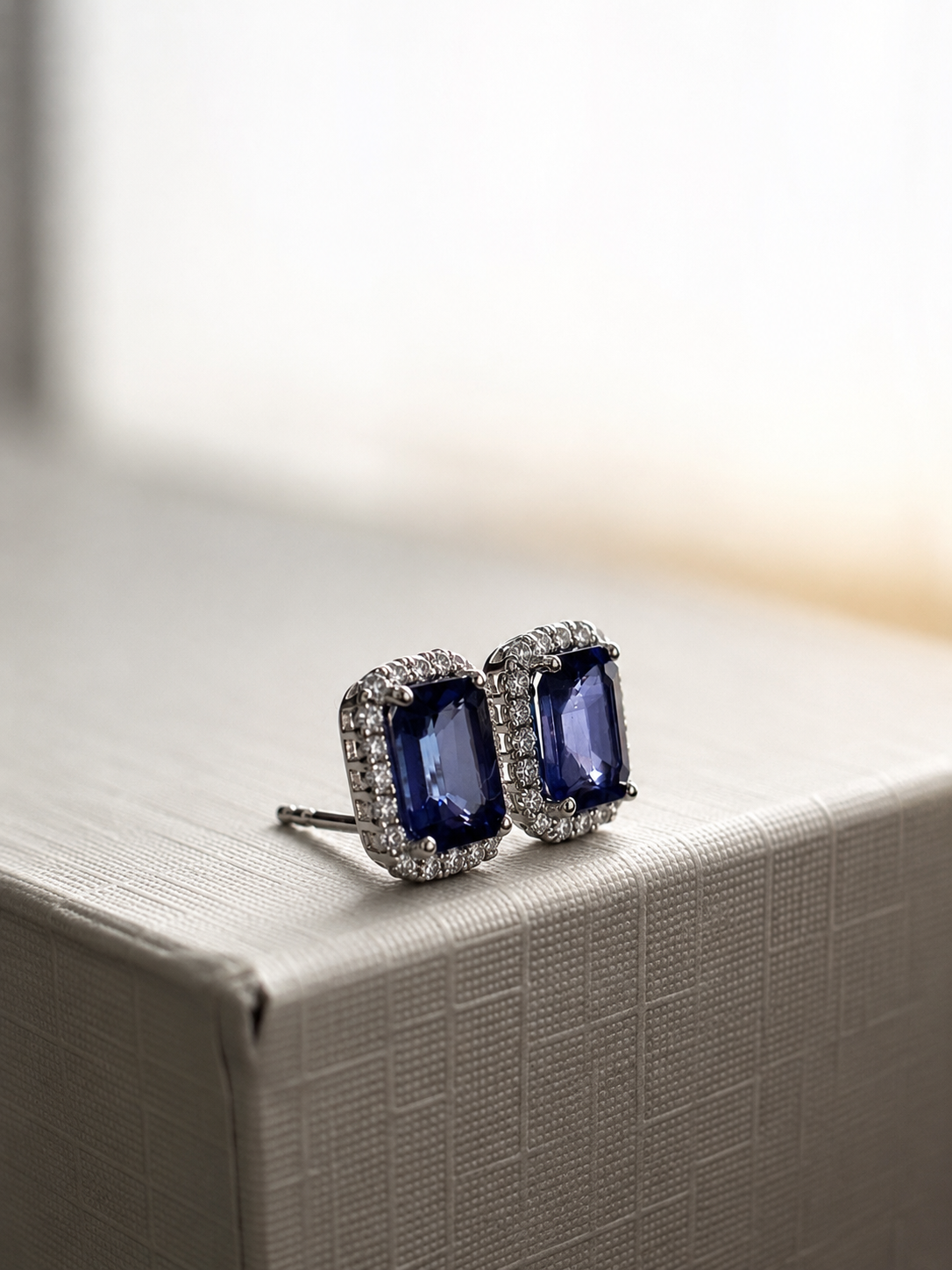 Arete de zafiro con halo de diamantes en oro blanco 14k