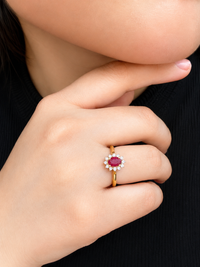Anillo oval de rubi con halo de diamantes en oro 14k